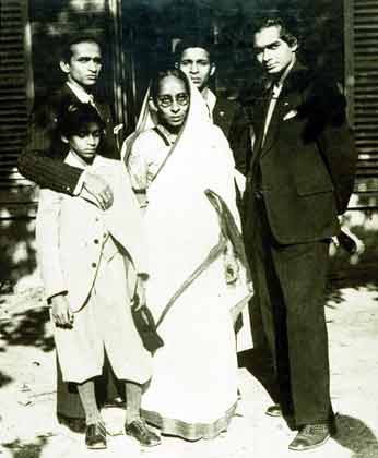 Shankar brothers and their mother in Paris in 1931